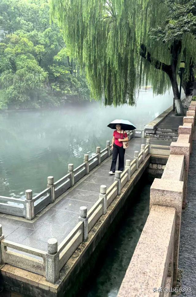 新华社原军事记者陶俊峰泉城美拍：秋雨后 护城河边美如画