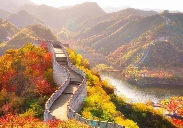 今天进山赏景，秋天的山色太美了，简直是摄影家的天堂