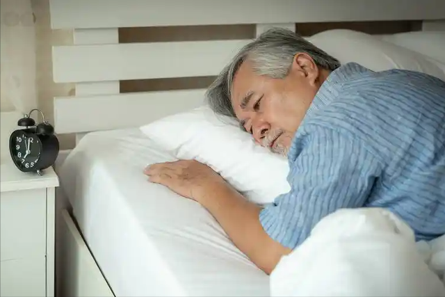 晚上十点睡觉错了？医生苦劝：过了65岁，睡觉要尽量做到这4点