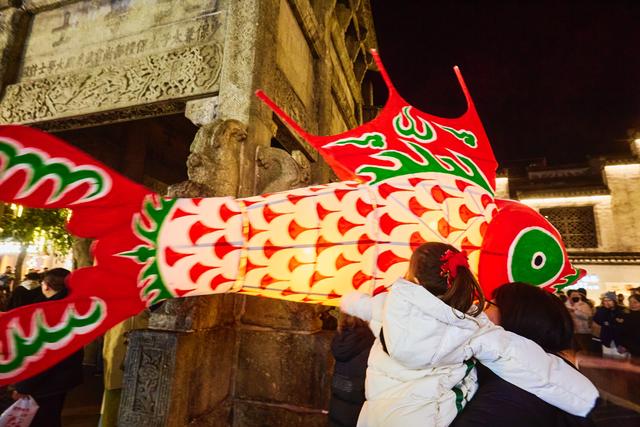 黄山歙县徽州古城，感受古城的非遗文化，邂逅一条“活着”的大鱼