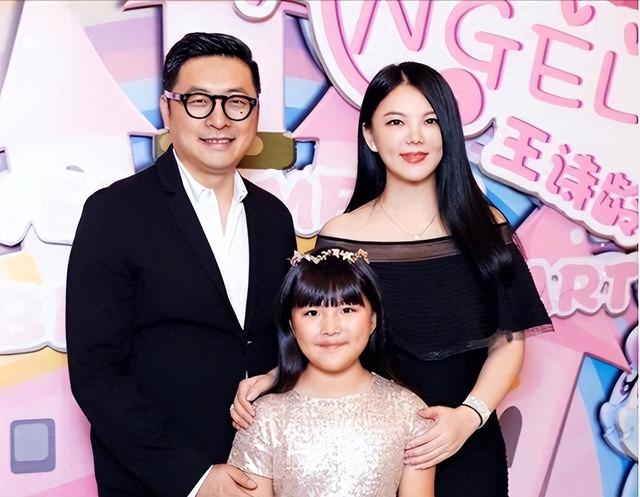 李湘的女儿王诗龄在自家北京小院拍照，配这个色调看上去有点吓人
