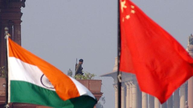 握着王毅外长的手，莫迪一句话令人意外，中印48小时谈成20件大事