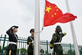 12.3万人现场守候升旗仪式！中国人独有的浪漫和爱国。图片