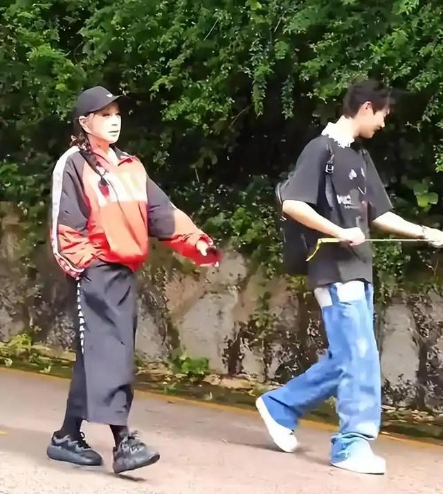 钱再多有什么用75岁刘晓庆摔断左臂,拒绝休养只因无儿无女