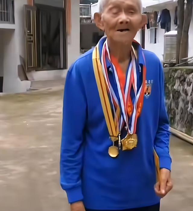 一路走好！阅兵刚结束不到24小时，102岁抗战老兵彭长竹安详离世