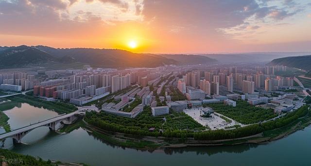 陕西面积最大城市，相当于4个西安，也是陕西最富的城市