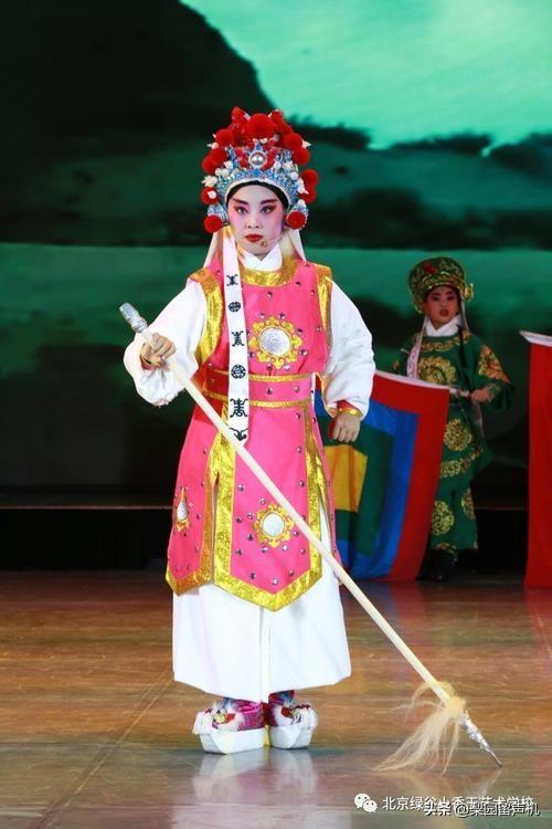 不要人夸颜色好，只留清气满乾坤，记梅花奖获得者小香玉