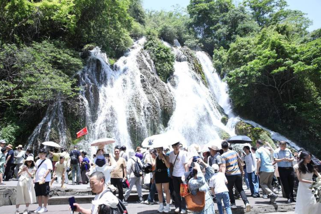 贵州文旅赢麻了！全国游客蜂拥而至，人潮汹涌，避暑胜地名不虚传