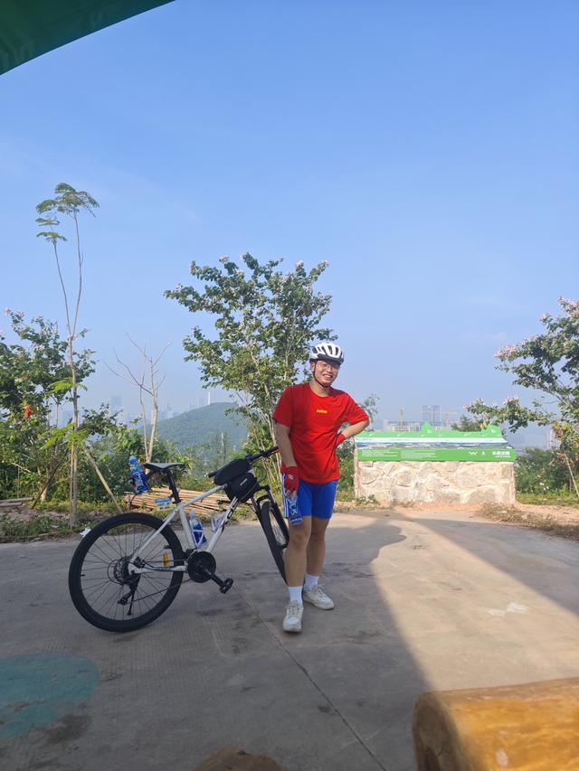 塘朗山郊野公园火车道口与绿平二路段，爬坡酸爽，骑友的天堂