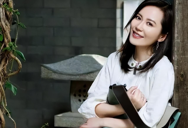 至今未婚未育，身边却有男人陪了近 20 年！54 岁的她才是人间清醒