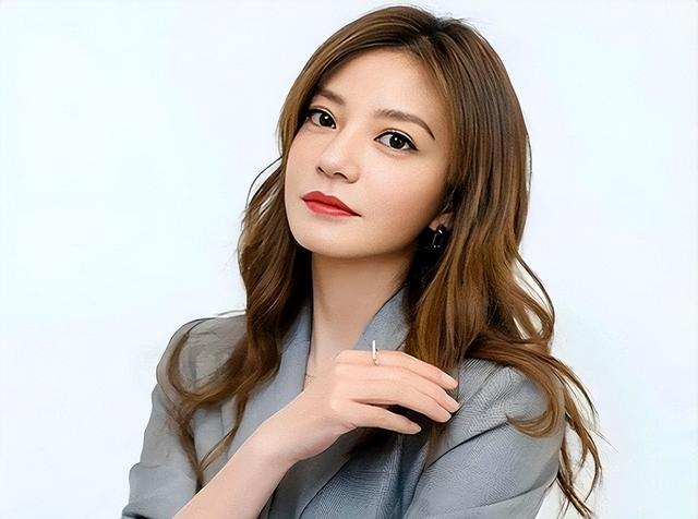 面相又变了！49岁赵薇广东吃饭又老又凶，当年的小燕子再也回不去