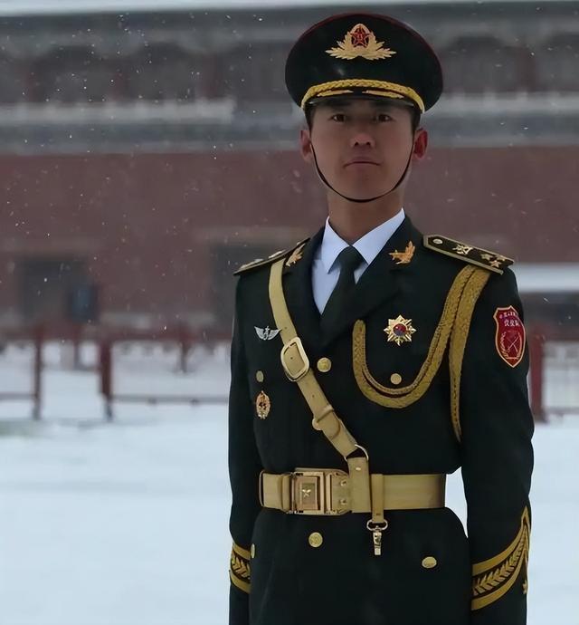 九三阅兵刚结束，最帅升旗手张自轩被骂惨了！如今他后悔了吗？