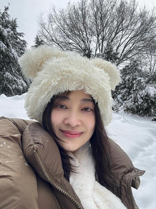 看了梅婷的穿搭，我悟了：羽绒服不配半身裙、高跟鞋	，更高级惊艳