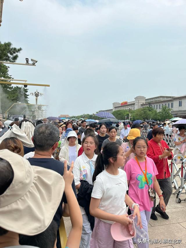 7月23日上午，北京毛主席纪念堂外发生的真实排队画面，都看看吧