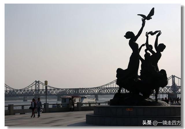 漫步丹东鸭绿江畔，可以隔江望见对岸的朝鲜