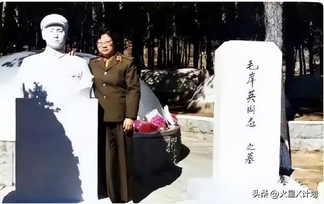 1974年，刘思齐再婚后和丈夫及孩子们的合影，满脸洋溢着幸福