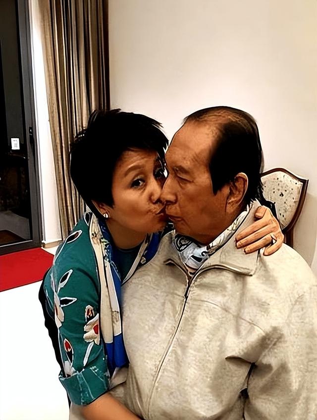 梁安琪好风光，中秋节现身自家酒店澳门葡京切月饼，穿着喜庆霸气