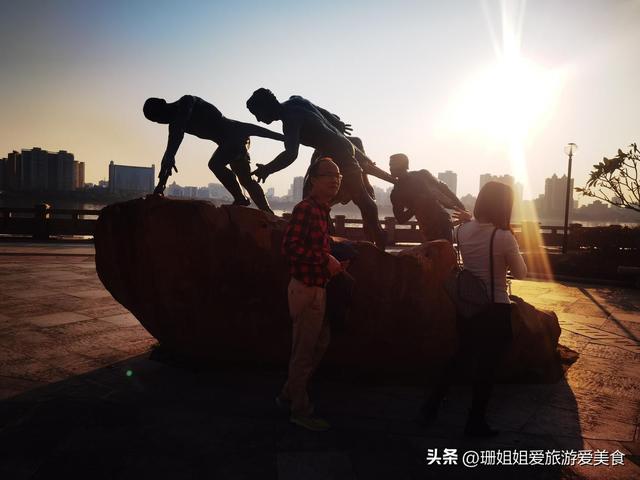 清远城市会客厅，在母亲河北江河畔，有城市地标雕塑：丹凤朝阳