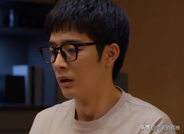 她是国家一级女演员，多次给坐轮椅丈夫戴绿帽，如今儿子也是演员