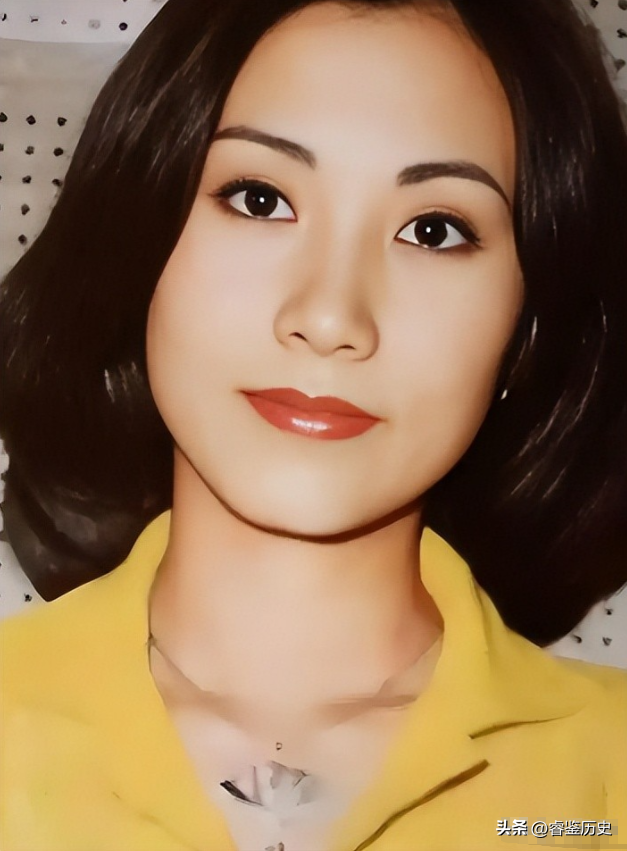 78岁连路都走不稳还开演唱会	，全网骂声一片，她却扬言回馈粉丝