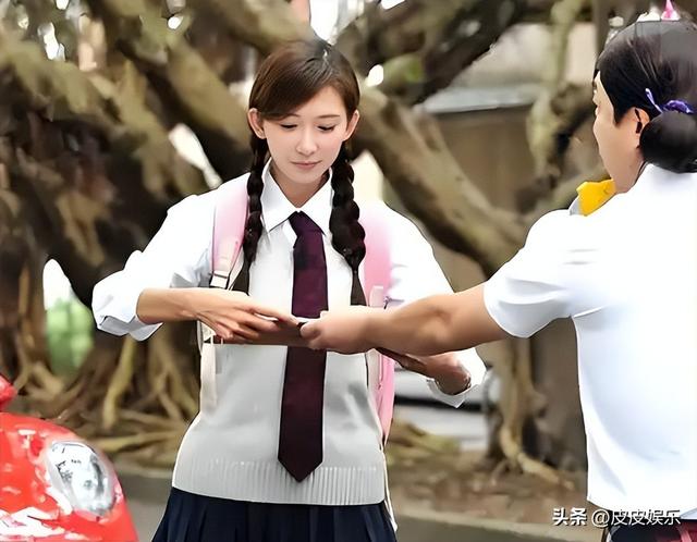 50岁林志玲婚后生活曝光，家务全包全家8点睡觉，儿子读国际学校