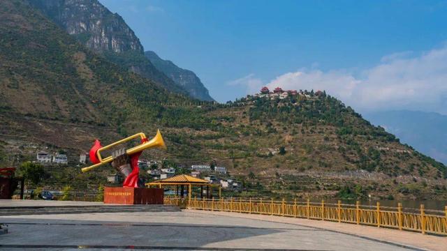 汉源大树：当年红军战斗过的地方，如今有一座红军广场