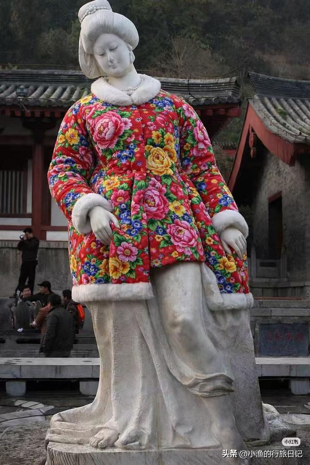 OK，西安华清池里的杨贵妃雕像“穿”上秋裤了！