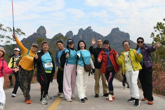 2025年第三届“多彩龙川·古邑苏区”环霍山30公里徒步活动举行