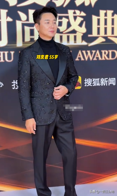 北京红毯，摔跤、独眼龙造型、礼服搭棉鞋，走秀反成大型灾难现场