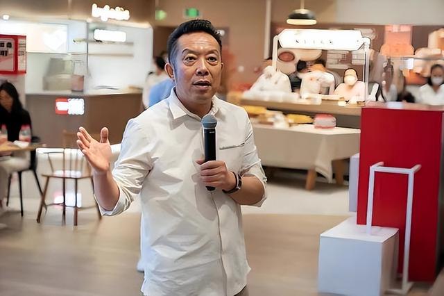 不到48小时！人民日报两次点名贾国龙，强硬的他	，终究还是服软了