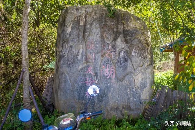 一边云南一边四川,于是泸沽湖被一分为二,成了两个4A级景区