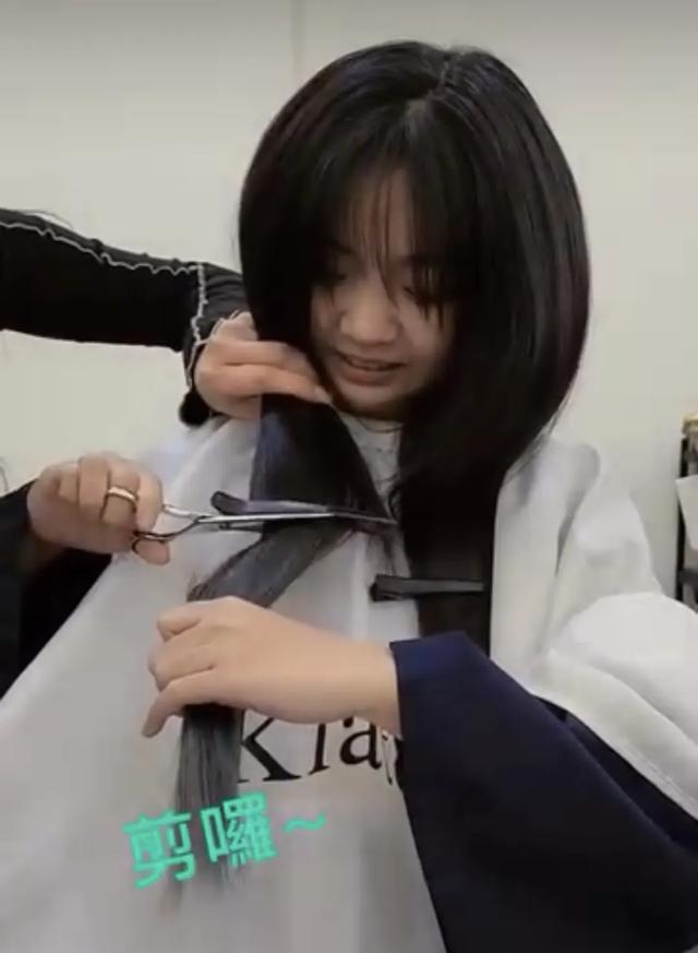 还记得《俗女养成记》里的小嘉玲吗？已经16岁啦？
