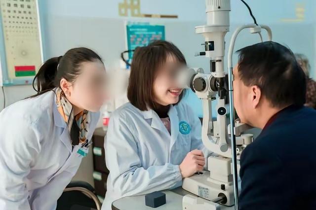 副院长视频后续！眼科女主任爱干净，旧沙发上铺了两张无菌床单