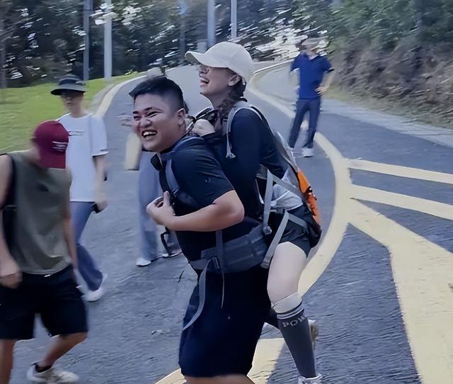 广东女子登山脚崴，被陌生小伙背40分钟下山，恶心的一幕出现了
