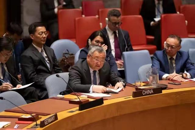 日本船只夜袭钓鱼岛	，双方架炮对峙3小时后，中方再次通告联合国