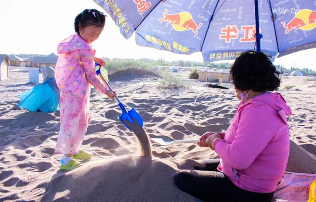 盛夏：敦煌鸣沙山下兴起沙疗热