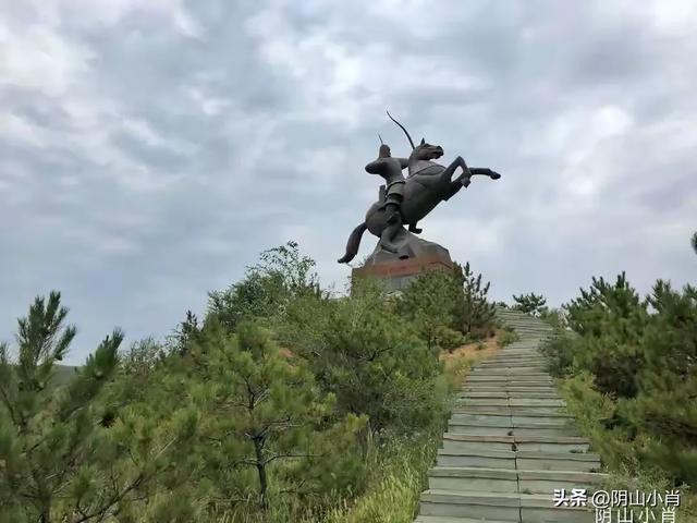 行走包头市昆都仑区战国赵北长城遗址公园