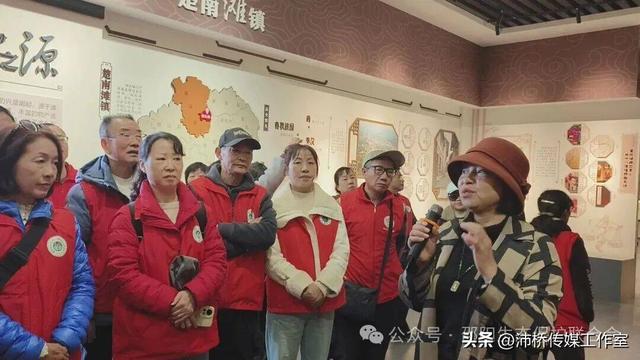 最美水杉林里志愿红