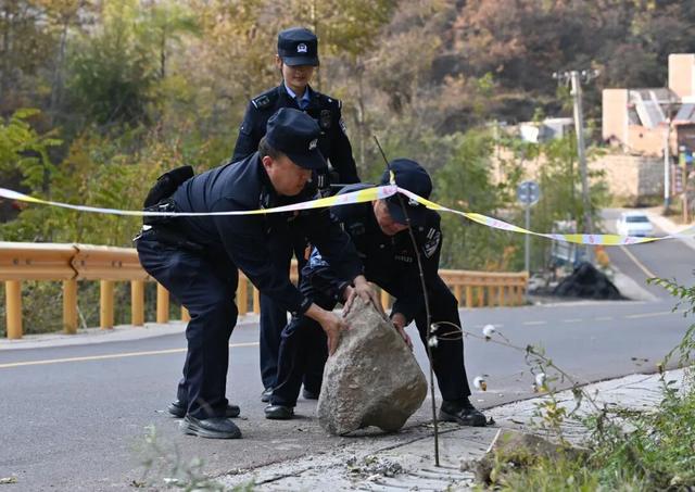 石佛沟的秋日浪漫：不止层林尽染，还有“导游式”民警护你赏秋无忧