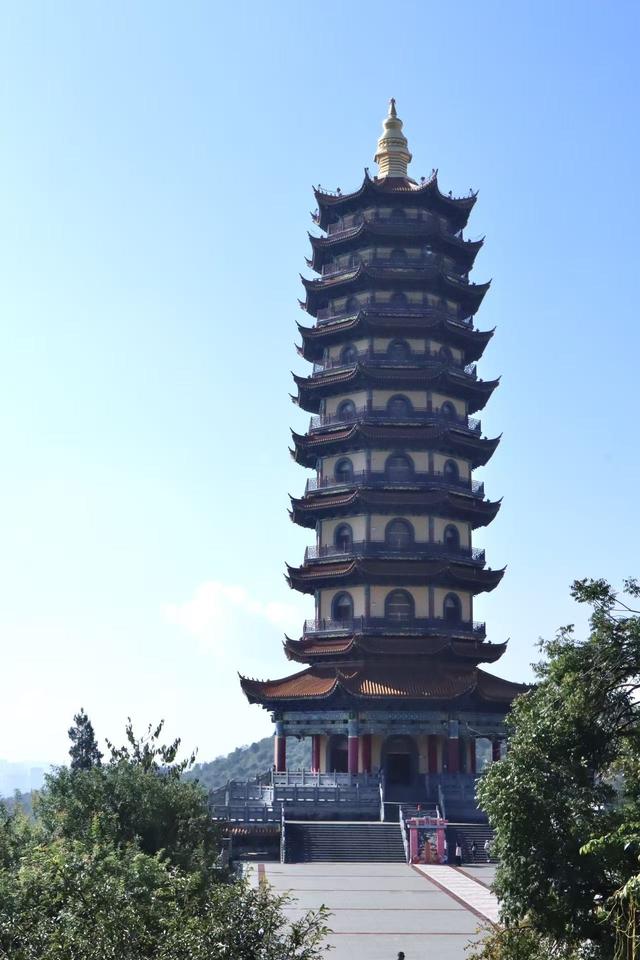 登上1999级台阶，触摸最大的弥勒佛像，百年古寺锦屏山