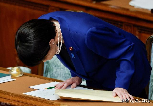 中方制裁下狠手，高市早苗知道怕了，紧急派人访华，要当面解释