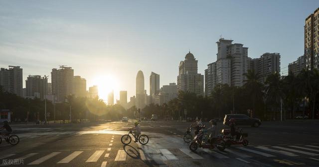 最有 “割裂感” 的城市之一！热带风情不失厚重，椰子鸡吃到扶墙出