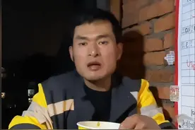 外卖小哥用英语给凯迪拉克打广告，引国外副总裁称赞，遭网友攻击图片