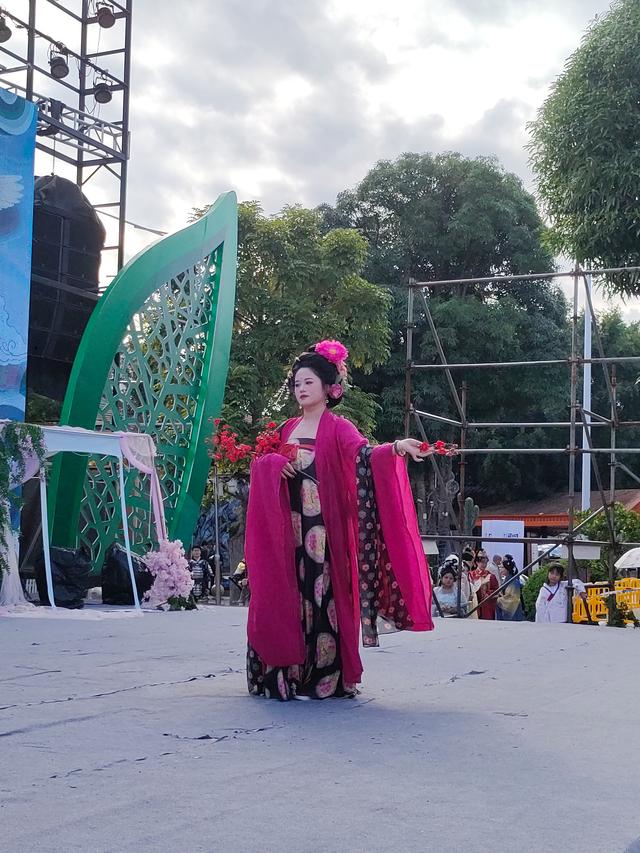 2025.11.22下午，南宁百益上河城举办国风表演，汉服巡游。