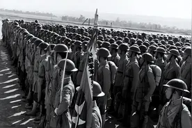 粟裕王牌纵队被包围，参谋长竟赌气说不管，毛主席亲自下场救华东图片