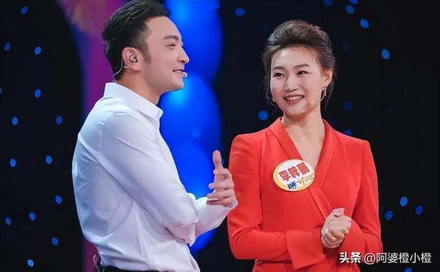 事实证明，48岁“出席阅兵解说”的李梓萌，已经走上了另一条大道