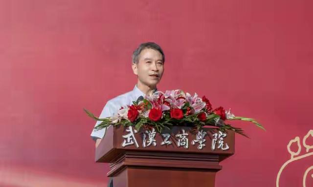 武汉工商学院校长公布手机号码被人民日报肯定，武汉大学可以效仿