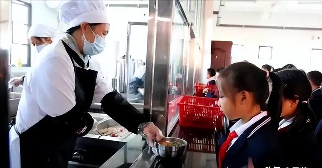 北京下死命令了：在2027年底前	，所有中小学必须告别“校外配餐	”