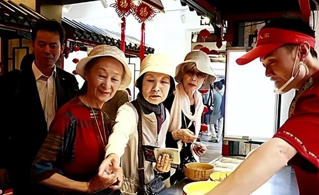 大量日本游客涌入北京	，打着旅游幌子不去旅游不吃美食，为啥来？