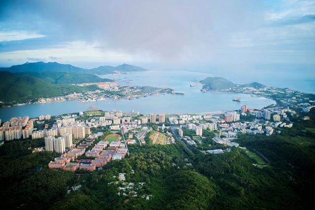 三亚凤凰岭景区，登上城市观景台俯瞰三亚，这里的夕阳如诗如画